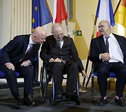 Vokietijos finansų ministras rodo pir&scaron;tu į rausvas Prancūzijos finansų ministro kojines