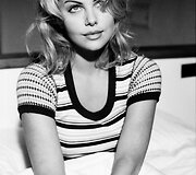 Paauglės Charlize Theron portretai