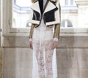 &bdquo;Bouchra Jarrar&ldquo; 2016 m. pavasario-vasaros kolekcijos modelis
