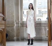 &bdquo;Bouchra Jarrar&ldquo; 2016 m. pavasario-vasaros kolekcijos modelis