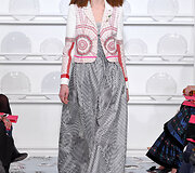 &bdquo;Schiaparelli&ldquo; 2016 m. pavasario-vasaros kolekcijos modelis