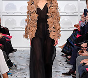 &bdquo;Schiaparelli&ldquo; 2016 m. pavasario-vasaros kolekcijos modelis