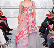 &bdquo;Schiaparelli&ldquo; 2016 m. pavasario-vasaros kolekcijos modelis
