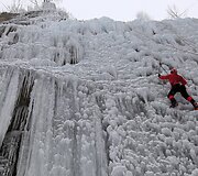 Alpinistas Čekijoje kopia už&scaron;alusiu kriokliu
