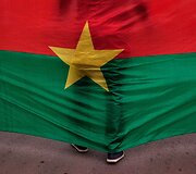 Vyras už Burkina Faso vėliavos