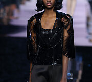 &bdquo;Giorgio Armani&ldquo; 2016 m. pavasario-vasaros kolekcijos modelis