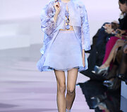 &bdquo;Giorgio Armani&ldquo; 2016 m. pavasario-vasaros kolekcijos modelis