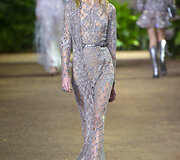 &bdquo;Elie Saab&ldquo; 2016 m. pavasario-vasaros kolekcijos modelis