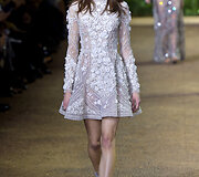 &bdquo;Elie Saab&ldquo; 2016 m. pavasario-vasaros kolekcijos modelis