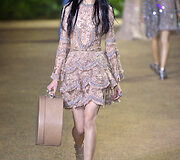 &bdquo;Elie Saab&ldquo; 2016 m. pavasario-vasaros kolekcijos modelis