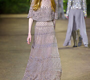 &bdquo;Elie Saab&ldquo; 2016 m. pavasario-vasaros kolekcijos modelis