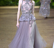 &bdquo;Elie Saab&ldquo; 2016 m. pavasario-vasaros kolekcijos modelis