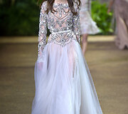 &bdquo;Elie Saab&ldquo; 2016 m. pavasario-vasaros kolekcijos modelis