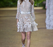 &bdquo;Elie Saab&ldquo; 2016 m. pavasario-vasaros kolekcijos modelis