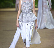 &bdquo;Elie Saab&ldquo; 2016 m. pavasario-vasaros kolekcijos modelis