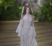 &bdquo;Elie Saab&ldquo; 2016 m. pavasario-vasaros kolekcijos modelis