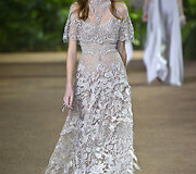 &bdquo;Elie Saab&ldquo; 2016 m. pavasario-vasaros kolekcijos modelis