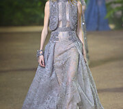 &bdquo;Elie Saab&ldquo; 2016 m. pavasario-vasaros kolekcijos modelis