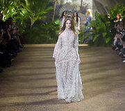 &bdquo;Elie Saab&ldquo; 2016 m. pavasario-vasaros kolekcijos modelis