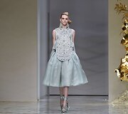 &bdquo;Guo Pei&ldquo; 2016 m. pavasario-vasaros kolekcijos modelis