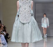 &bdquo;Guo Pei&ldquo; 2016 m. pavasario-vasaros kolekcijos modelis