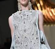 &bdquo;Guo Pei&ldquo; 2016 m. pavasario-vasaros kolekcijos modelis