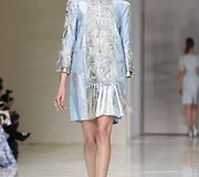 &bdquo;Guo Pei&ldquo; 2016 m. pavasario-vasaros kolekcijos modelis