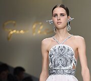 &bdquo;Guo Pei&ldquo; 2016 m. pavasario-vasaros kolekcijos modelis
