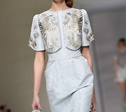&bdquo;Guo Pei&ldquo; 2016 m. pavasario-vasaros kolekcijos modelis