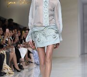 &bdquo;Guo Pei&ldquo; 2016 m. pavasario-vasaros kolekcijos modelis