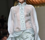 &bdquo;Guo Pei&ldquo; 2016 m. pavasario-vasaros kolekcijos modelis
