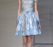 &bdquo;Guo Pei&ldquo; 2016 m. pavasario-vasaros kolekcijos modelis