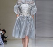 &bdquo;Guo Pei&ldquo; 2016 m. pavasario-vasaros kolekcijos modelis
