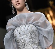 &bdquo;Guo Pei&ldquo; 2016 m. pavasario-vasaros kolekcijos modelis