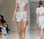 &bdquo;Guo Pei&ldquo; 2016 m. pavasario-vasaros kolekcijos modelis