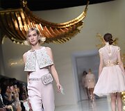 &bdquo;Guo Pei&ldquo; 2016 m. pavasario-vasaros kolekcijos modelis