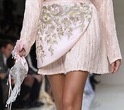 &bdquo;Guo Pei&ldquo; 2016 m. pavasario-vasaros kolekcijos modelis