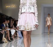 &bdquo;Guo Pei&ldquo; 2016 m. pavasario-vasaros kolekcijos modelis