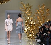 &bdquo;Guo Pei&ldquo; 2016 m. pavasario-vasaros kolekcijos modelis