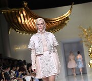 &bdquo;Guo Pei&ldquo; 2016 m. pavasario-vasaros kolekcijos modelis