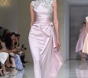 &bdquo;Guo Pei&ldquo; 2016 m. pavasario-vasaros kolekcijos modelis