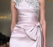 &bdquo;Guo Pei&ldquo; 2016 m. pavasario-vasaros kolekcijos modelis