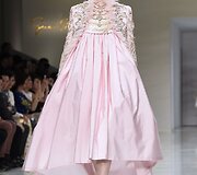 &bdquo;Guo Pei&ldquo; 2016 m. pavasario-vasaros kolekcijos modelis