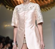 &bdquo;Guo Pei&ldquo; 2016 m. pavasario-vasaros kolekcijos modelis
