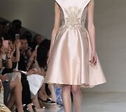 &bdquo;Guo Pei&ldquo; 2016 m. pavasario-vasaros kolekcijos modelis
