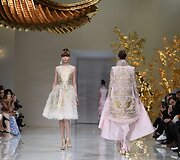 &bdquo;Guo Pei&ldquo; 2016 m. pavasario-vasaros kolekcijos modelis
