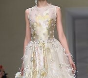 &bdquo;Guo Pei&ldquo; 2016 m. pavasario-vasaros kolekcijos modelis