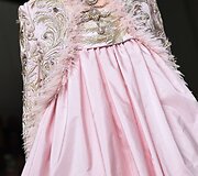 &bdquo;Guo Pei&ldquo; 2016 m. pavasario-vasaros kolekcijos modelis