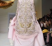 &bdquo;Guo Pei&ldquo; 2016 m. pavasario-vasaros kolekcijos modelis