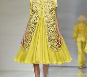 &bdquo;Guo Pei&ldquo; 2016 m. pavasario-vasaros kolekcijos modelis